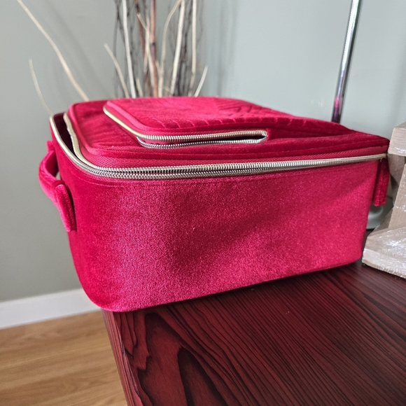 Estee Lauder Cosmetic Bag Red Velvet - Picture 4 of 7